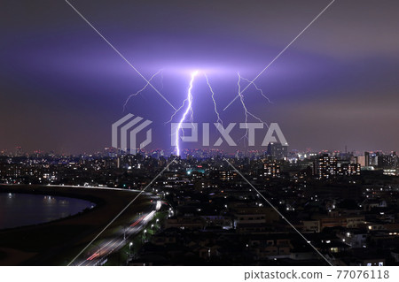 Lightning has fallen and lightning is spreading like feathers 77076118