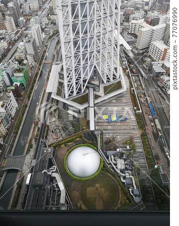 從摩天大樓俯瞰的東京晴空塔腳下 從摩天大樓俯瞰的東京晴空塔腳下 77076990