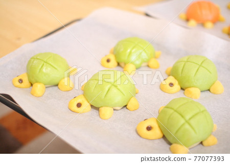 Making turtle bread Making bread that makes children happy at home time Turtle-shaped melon bread Making turtle bread Making bread that makes children happy at home time Turtle-shaped melon bread 77077393