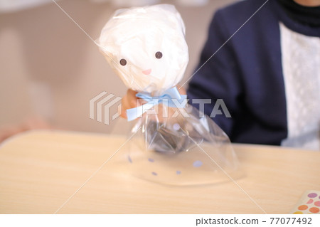 Fashionable and cute Teru Teru Bozu made with children in June 77077492