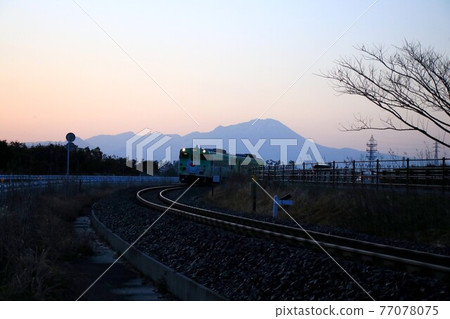 Medama Oyaji train runs towards Yonago Airport Station with Mt. Oyama in the background. 77078075