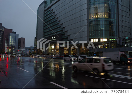 大阪梅田,傍晚下雨時在大阪站前 大阪梅田,傍晚下雨時在大阪站前 77078484