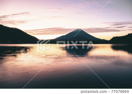 [山梨縣] 日出時的本栖湖和富士山倒掛 77078669
