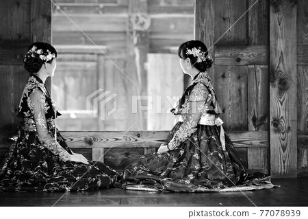 Beauty, traditional costumes, fashion Beauty, traditional costumes, fashion 77078939