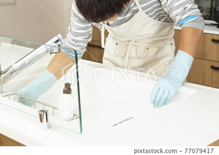 男子清洗水槽 男子清洗水槽 77079417