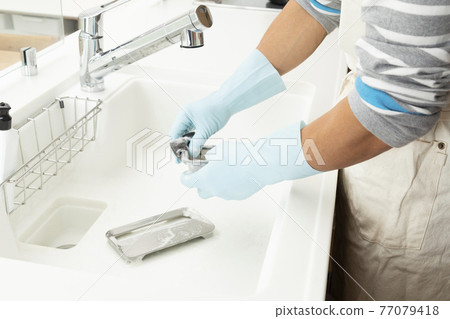 男子清洗水槽 男子清洗水槽 77079418