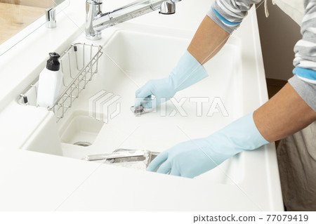 男子清洗水槽 男子清洗水槽 77079419