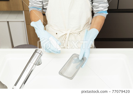 男子清洗水槽 男子清洗水槽 77079420