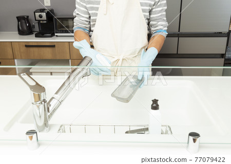 男子清洗水槽 男子清洗水槽 77079422