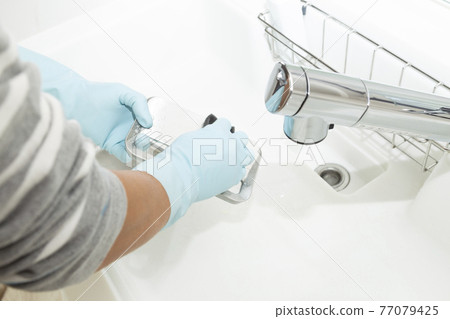 Kitchen sink cleaning 77079425