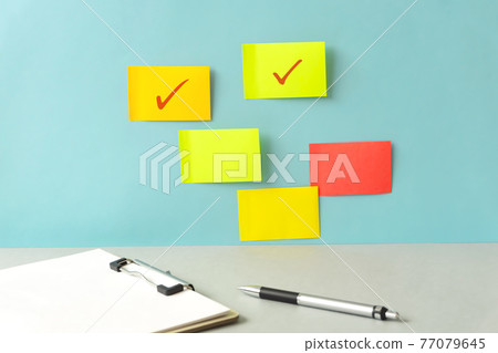 Sticky notes and check marks on the wall. Work progress, schedule, learning, work status, etc. 77079645