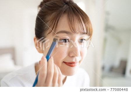 Pretty young lady to make up Pretty young lady to make up 77080448