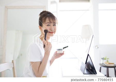Pretty young lady to make up 77080455