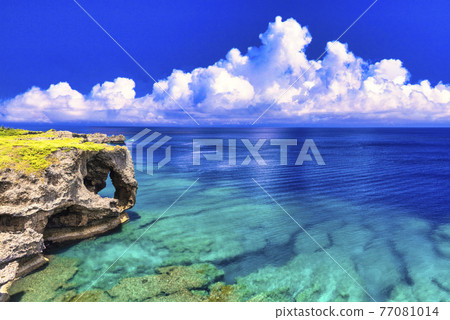 沖繩美麗的珊瑚礁海和雲 沖繩美麗的珊瑚礁海和雲 77081014