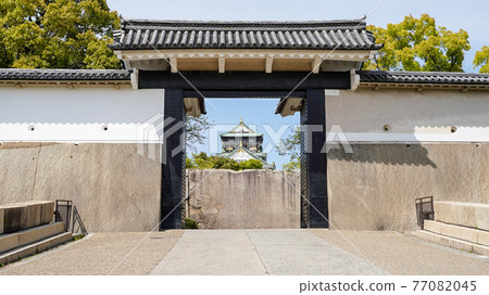 The castle tower seen from the cherry blossom gate of Osaka Castle 77082045