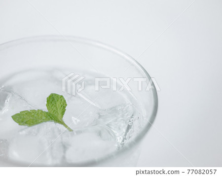 玻璃杯中的碳酸水 玻璃杯中的碳酸水 77082057