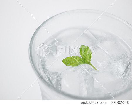 玻璃杯中的碳酸水 玻璃杯中的碳酸水 77082058