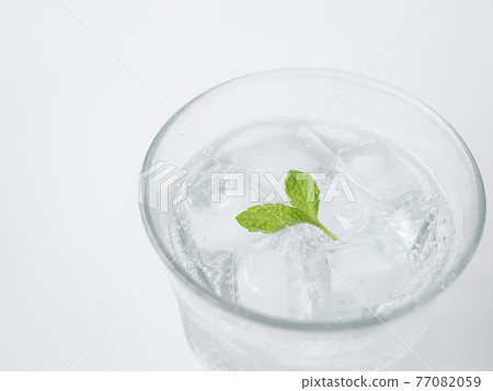玻璃杯中的碳酸水 玻璃杯中的碳酸水 77082059