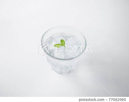 玻璃杯中的碳酸水 77082060