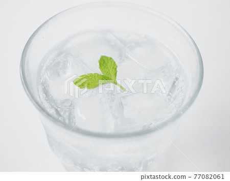 玻璃杯中的碳酸水 玻璃杯中的碳酸水 77082061