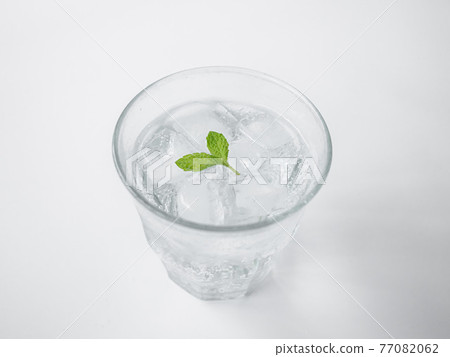玻璃杯中的碳酸水 77082062