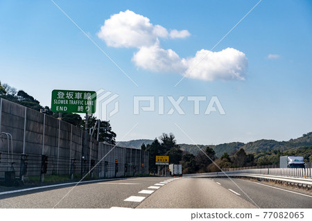 The end of the climbing lane of a truck running on the Chugoku Expressway in Yamaguchi Prefecture The end of the climbing lane of a truck running on the Chugoku Expressway in Yamaguchi Prefecture 77082065