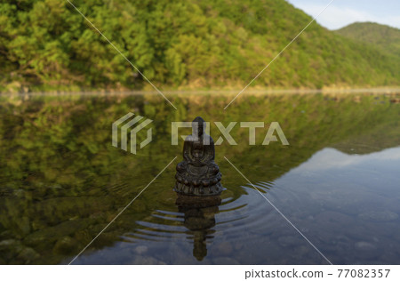 水面上的佛像 水面上的佛像 77082357