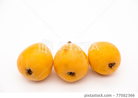 Three loquats for big gifts 77082366