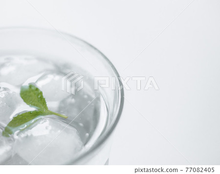 玻璃杯中的碳酸水 77082405