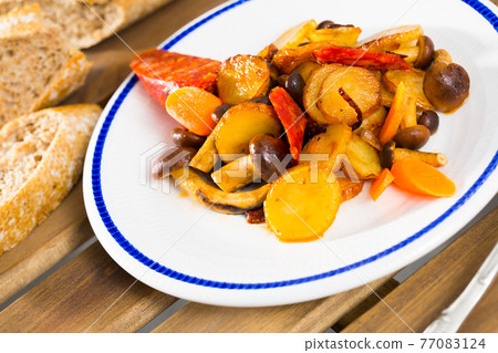 Pan-fried potatoes with mushrooms and chorizo 77083124