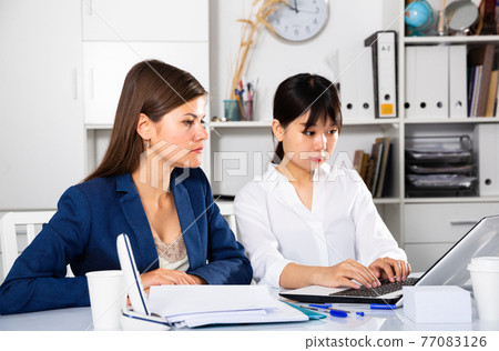 Women working in office 77083126