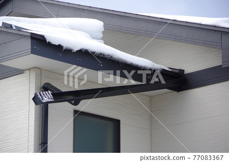 Rain gutter damage: Rain gutter damage due to snow damage 77083367