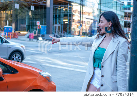 墨西哥婦女在購物回家的路上攔出租車 77084314