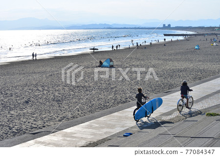 A woman who came to surf Kugenumakaigan by bicycle A woman who came to surf Kugenumakaigan by bicycle 77084347