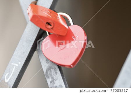 Red padlock 77085217