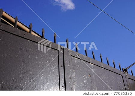 A thief-proof spear on the iron gate A thief-proof spear on the iron gate 77085380