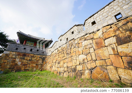 城堡的牆 77086139