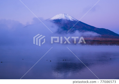 [Yamanashi Prefecture] Lake Yamanaka and Mt. Fuji upside down in the morning mist 77086573