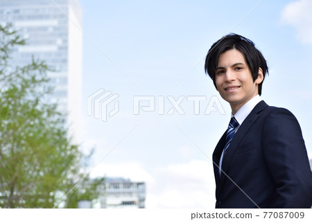 穿西裝的年輕人 77087009