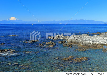 [Kanagawa] The sunny Arasaki coast and Mt. Fuji 77087504