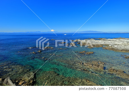 [Kanagawa] The sunny Arasaki coast and Mt. Fuji 77087508