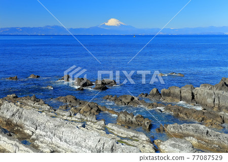 [Kanagawa] The sunny Arasaki coast and Mt. Fuji 77087529