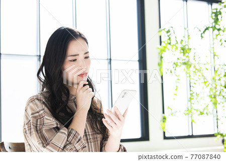 Young women smartphone worries embarrassment Young women smartphone worries embarrassment 77087840