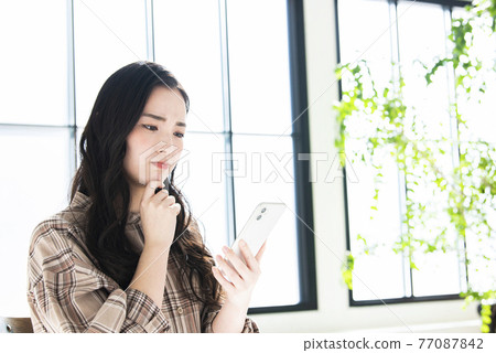 Young women smartphone worries embarrassment Young women smartphone worries embarrassment 77087842