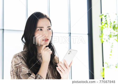 Young women smartphone worries embarrassment 77087848
