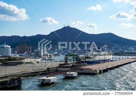 Scenery of Hakodate Port and Mt. Hakodate 77089004