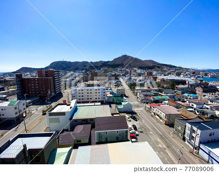 陽光明媚的函館市容和函館山 陽光明媚的函館市容和函館山 77089006