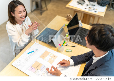 一個女人在解釋房子的平面圖 一個女人在解釋房子的平面圖 77090516