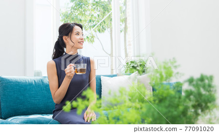 Sofa female celebrity 20s 77091020