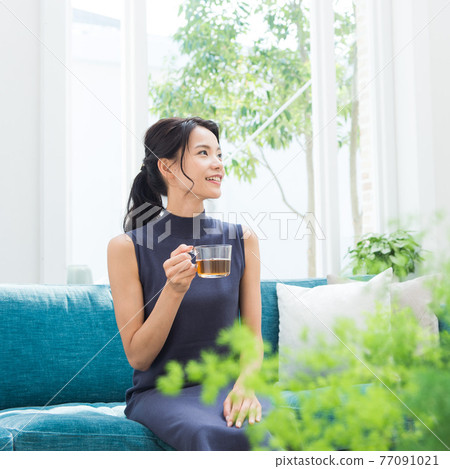 Sofa female celebrity 20s Sofa female celebrity 20s 77091021